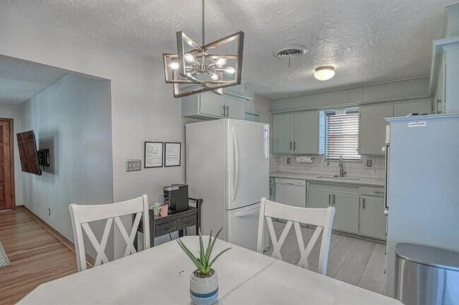 Building Photo - 505 Inwood Dr