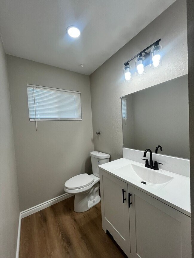 Building Photo - 840 S F St