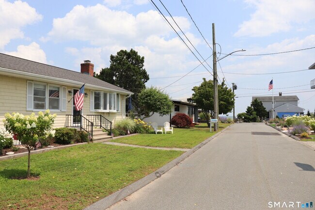 Building Photo - 14 Leeway Dr