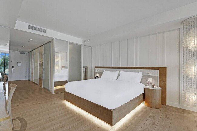 Building Photo - 2201 Collins Ave