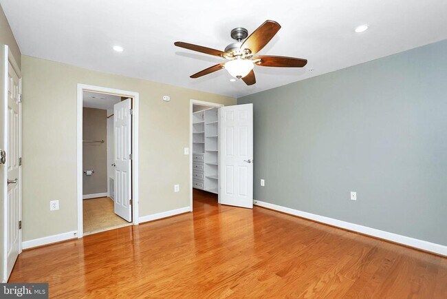 Building Photo - 4079 S Four Mile Run Dr