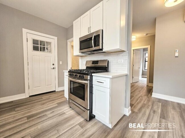 Building Photo - 2 bedroom in CHICAGO IL 60613
