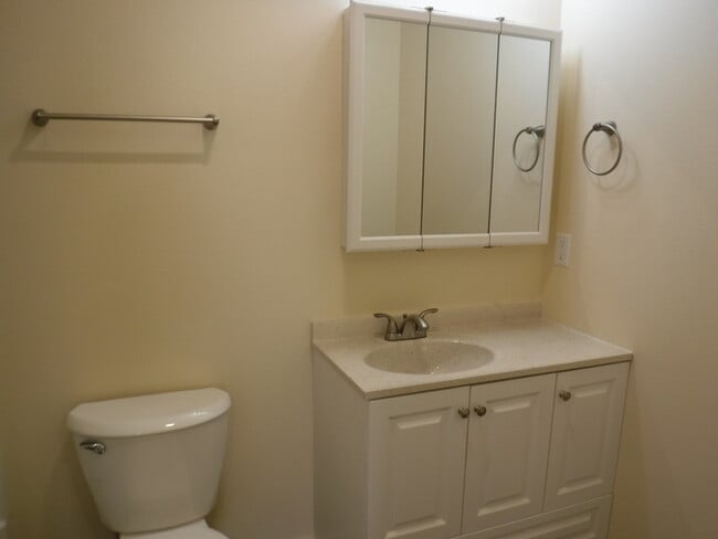 Building Photo - Newer side by side duplex