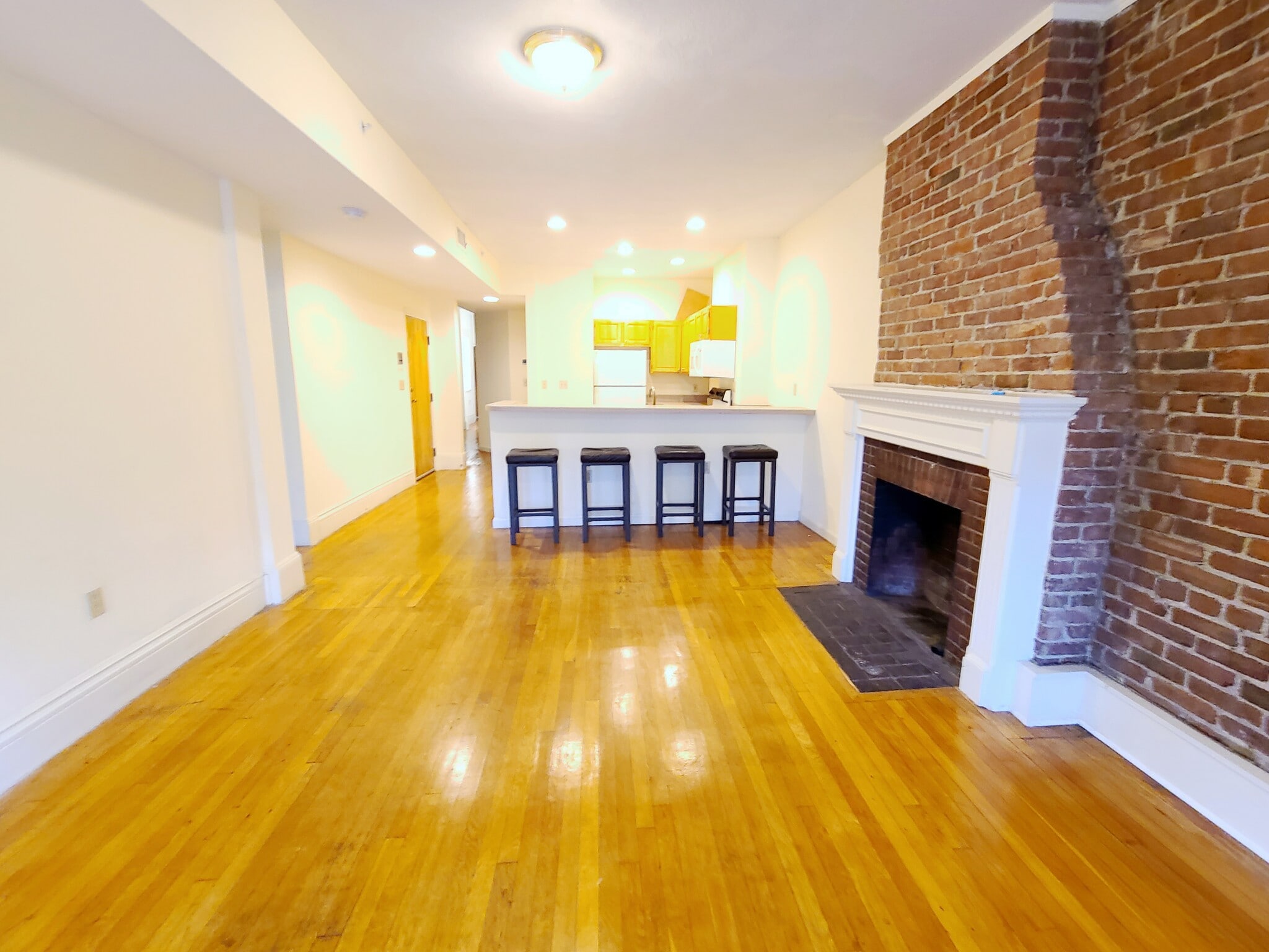 Building Photo - 1402 Beacon St
