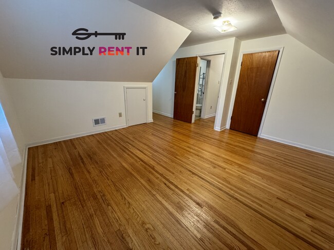 Building Photo - 4 Bedroom Near Campus with Hardwood Floors!