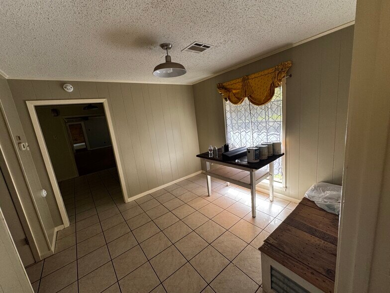 Breakfast Nook - 117 Steed Rd