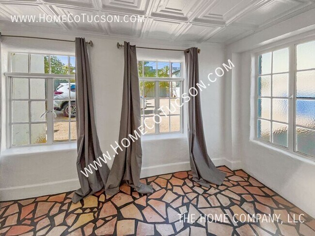 Building Photo - 940 E Florita St