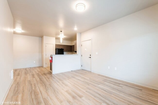 Building Photo - 2 Bedroom / 1 Bathroom Apartment!