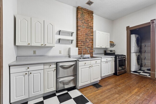 Building Photo - 1313 S 32nd St