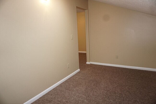 Building Photo - Westside 2/2 Townhome Near NAS