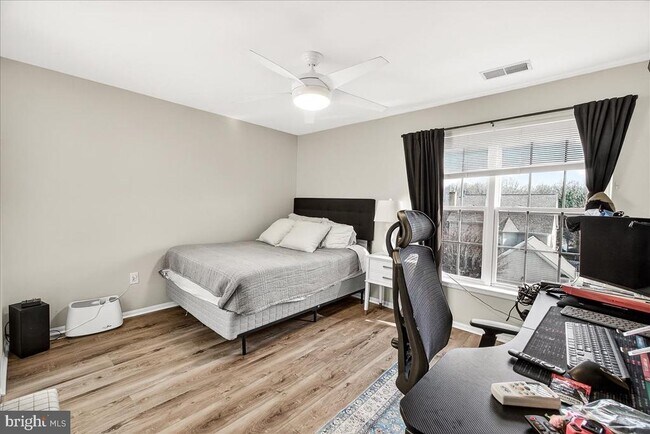 Building Photo - 910 Featherstone St