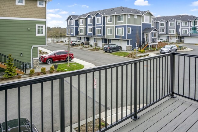 Building Photo - Very nice townhouse with modern finishes