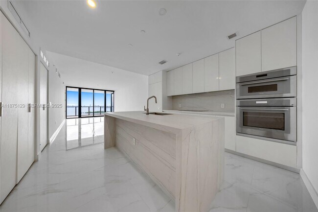 Building Photo - 700 NE 24th St