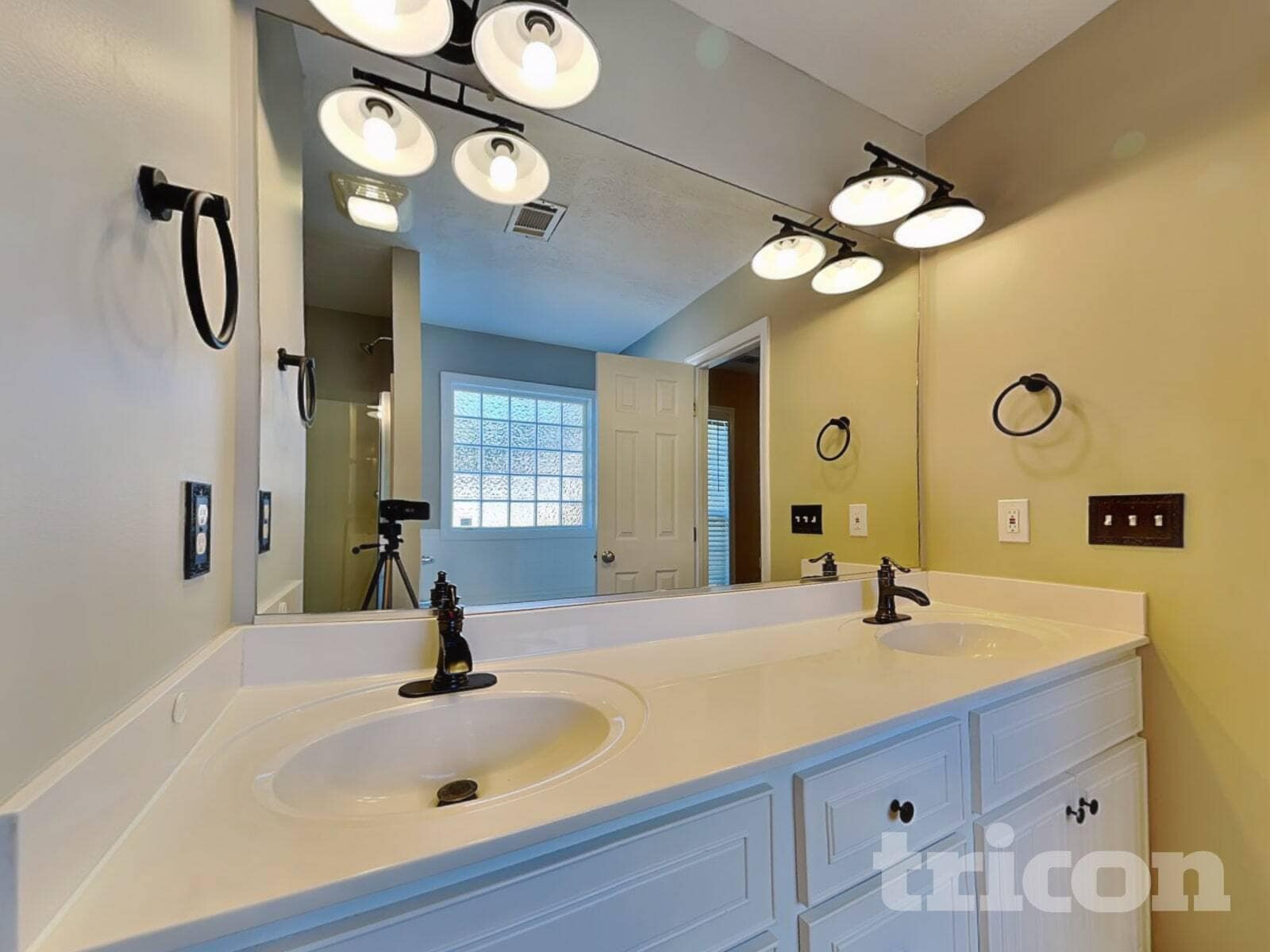 Building Photo - 2002 Dundee Way