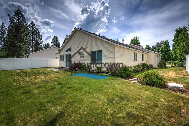 Building Photo - Lovely 3 Bedroom 2 Bath Home w/ 2 Car Gara...