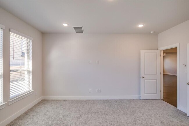 Building Photo - 2900 Miletto Dr