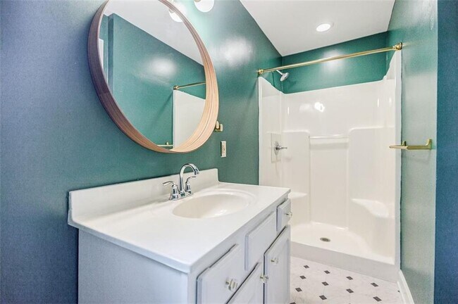 Building Photo - 183 Locust St NE