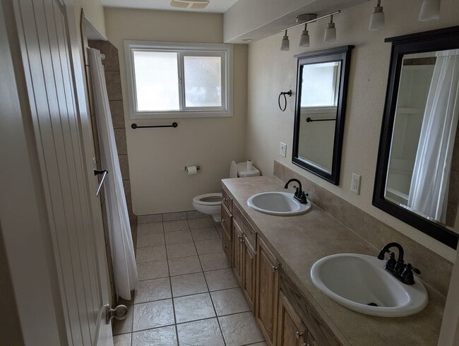 Building Photo - 441 Maple Dr