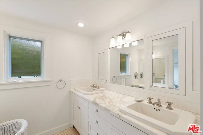 Building Photo - 1324 El Hito Cir
