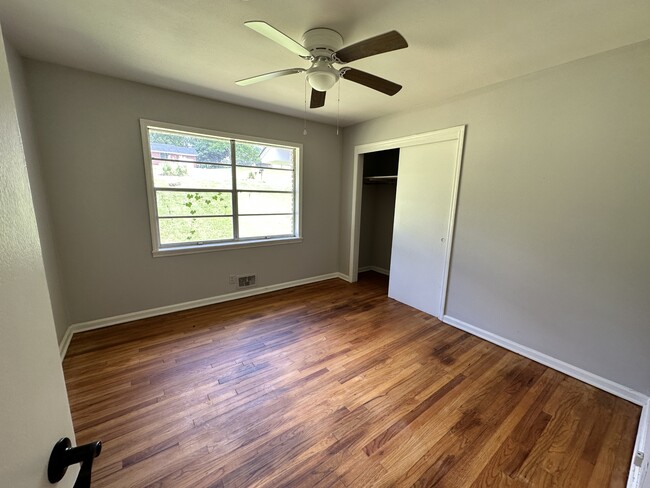 Building Photo - 1004 Riverbend Dr