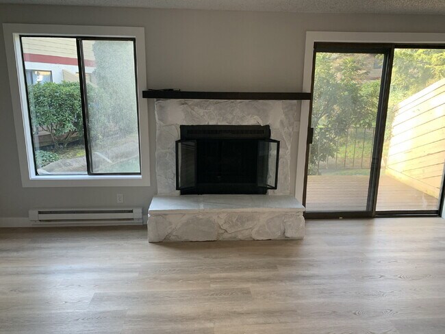 Building Photo - Townhome Available for Move-In!