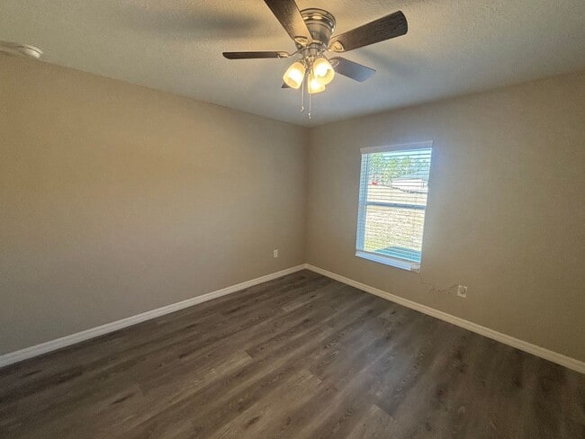 Building Photo - Great 3/2 in ideal location