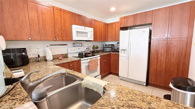 Building Photo - 8900 NW 107 Ct