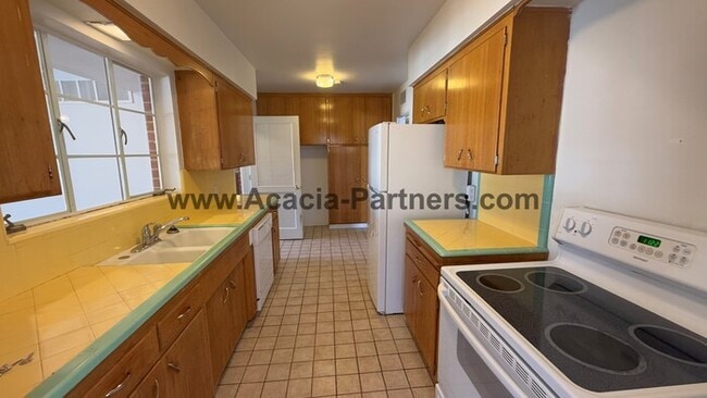 Building Photo - Three Bedroom Ranch Style Home