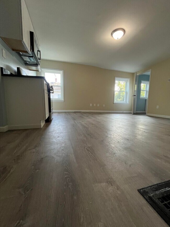 Building Photo - Gorgeous Studio Apartment in Quiet Pittsfield Street