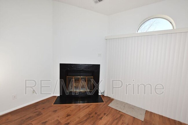 Building Photo - 525 E Lake Cir