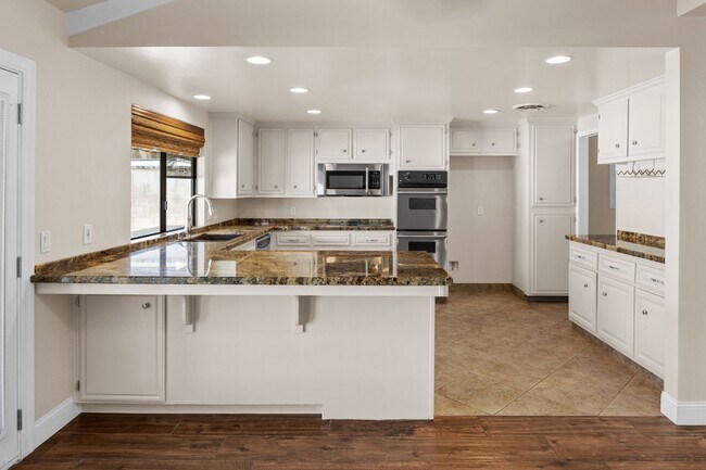 Building Photo - 605 N El Rio Dr