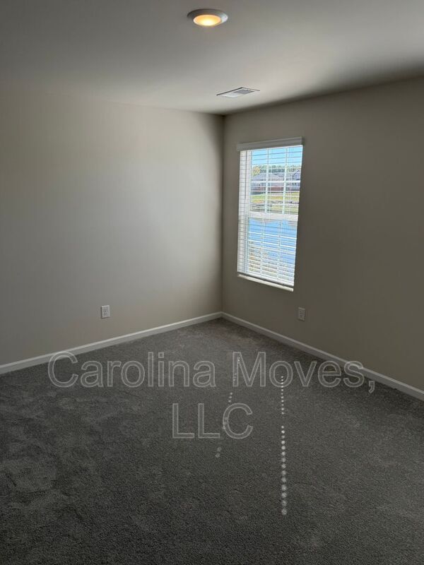 Building Photo - 825 Powder Br Dr