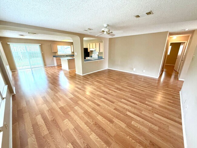 Building Photo - AVAILABLE NOW! 3 Bedroom 2 Bath Home Ready...
