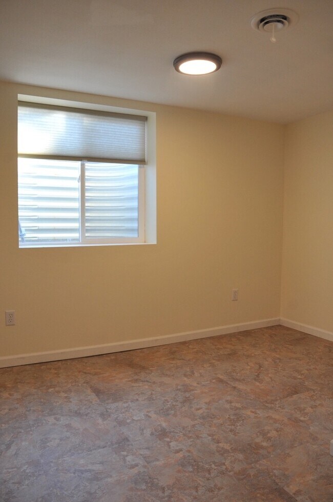 Building Photo - Basement Apartment, 2 bed 1 bath close to Food Trucks on Best