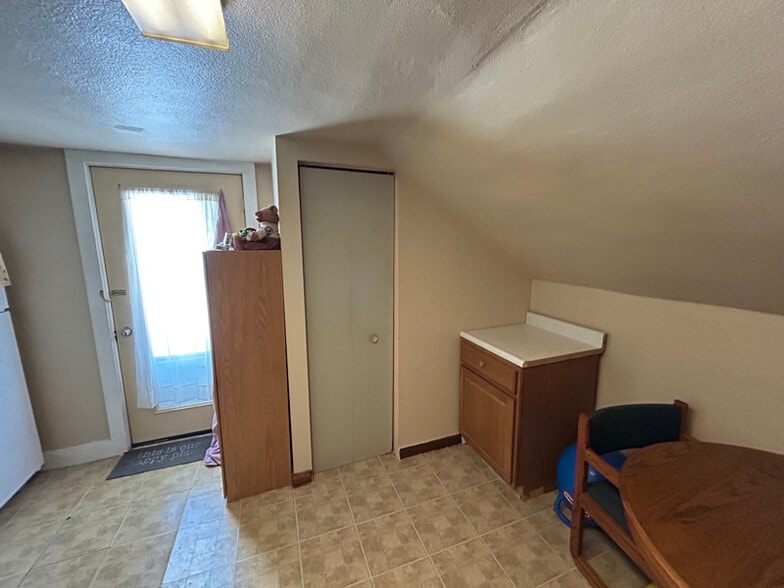 Building Photo - 1897 1/2 E Newberry St