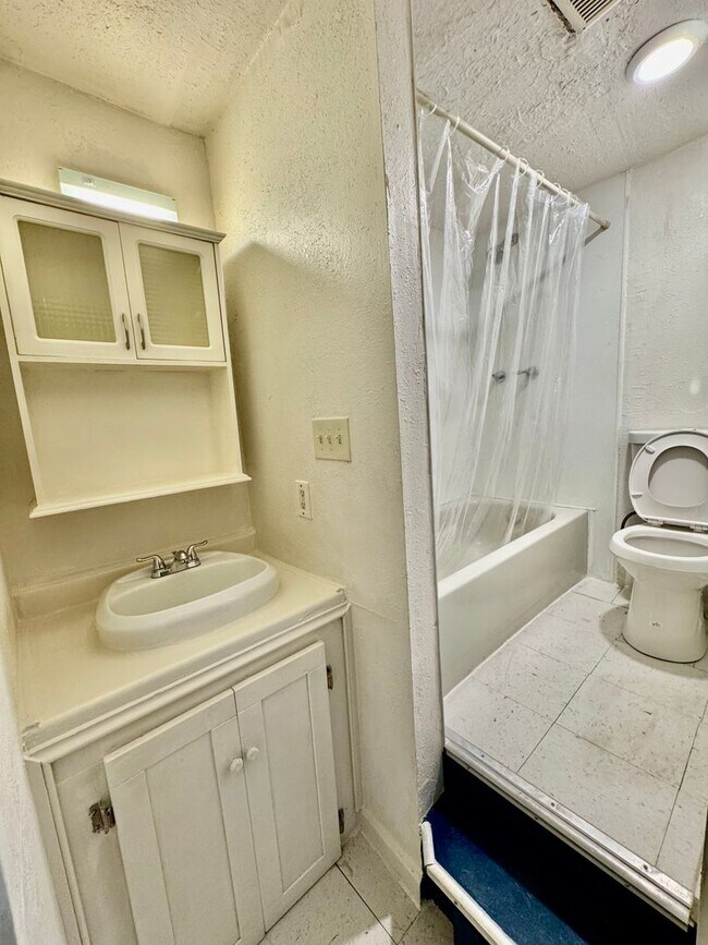 Building Photo - Spacious 4 Bedroom / 3 Bath Home for Rent – Westside Corpus Christi (Section 8 Welcomed)