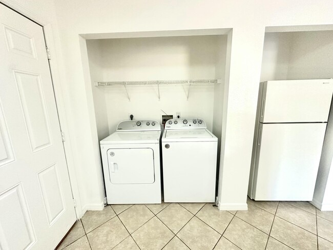 Building Photo - 5106 Sanibel Ave