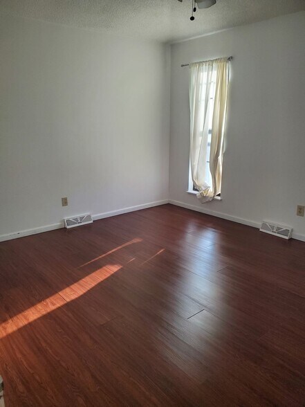 Building Photo - 4820 England St