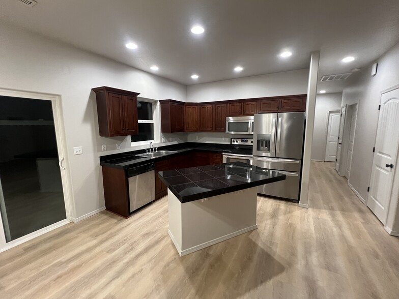 Building Photo - 879 SW 14th Plz