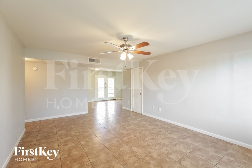 Building Photo - 425 E Julie Dr