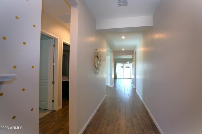 Building Photo - 1201 E Cherrywood Pl