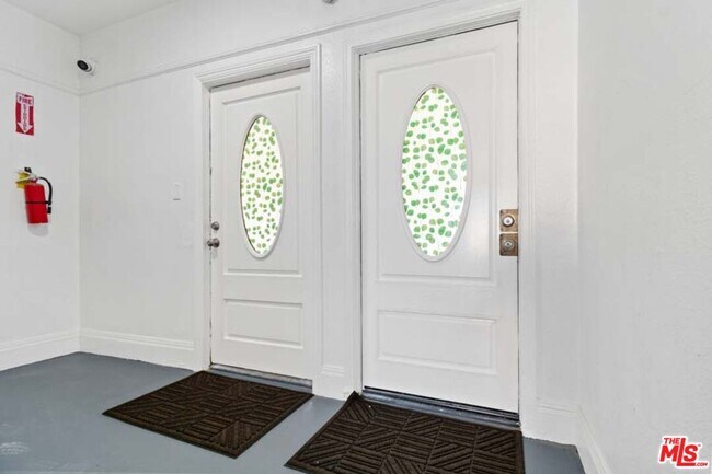 Building Photo - 1125 S Lake St