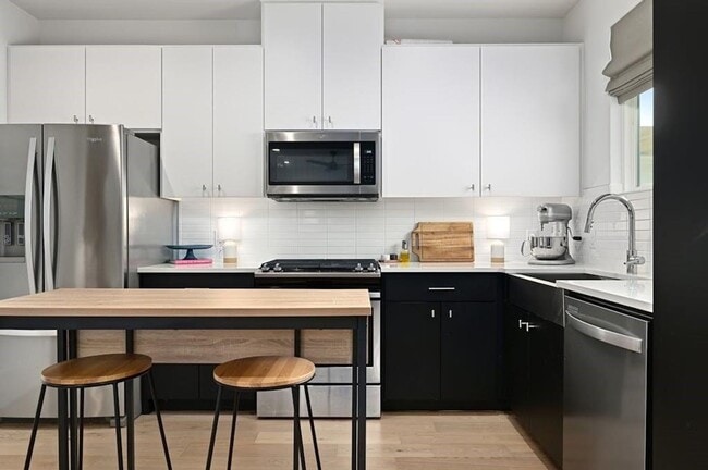 Building Photo - Best free standing 2 bed 2 bath House in great location