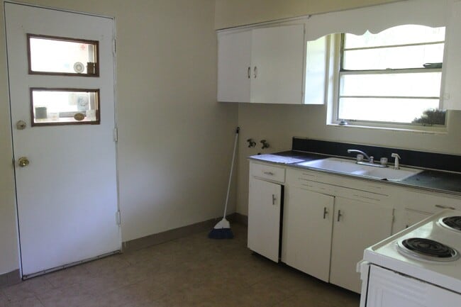 Building Photo - 1506 Evelyn Ave