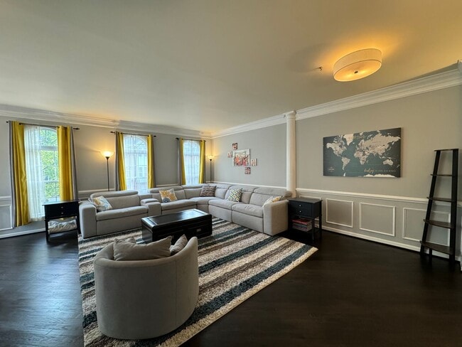 Building Photo - Stunning 3 Bed 3.5 Bath Brick Colonial End-Unit Townhome In Vibrant Kingstowne Community