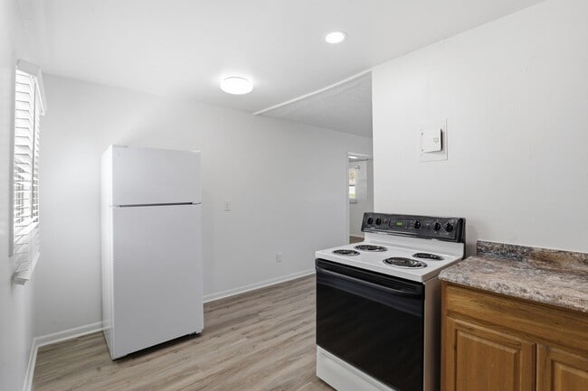 Building Photo - Prime NW Location!