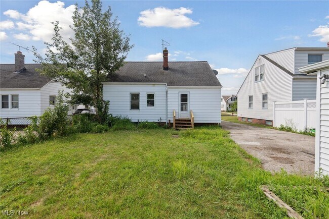 Building Photo - 13849 Shady Oak Blvd