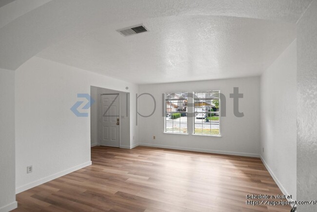 Building Photo - 2215 Jenni Ln