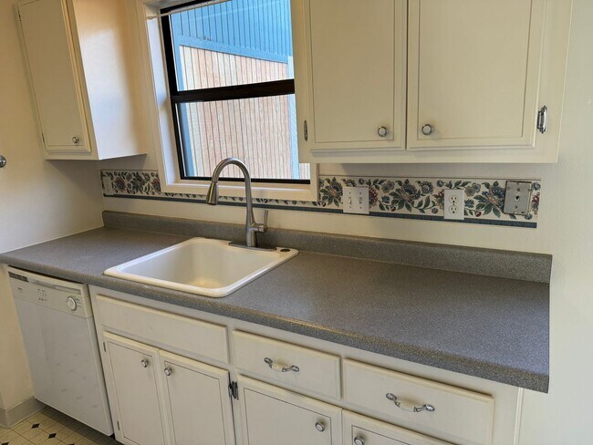 Building Photo - $500 off 1st Rent - Spacious 3 bedroom, 1.5 bathroom Townhouse, Lush Greenspace