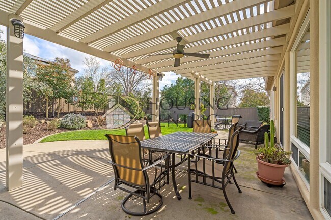 Building Photo - Executive Single Story Rental in Gated Serrano Community!